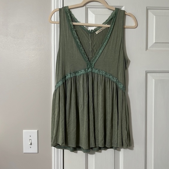 Green tank top. - Picture 1 of 3